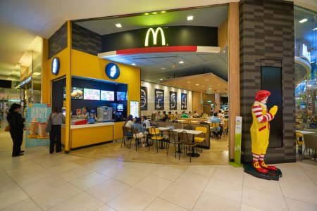 Foto de BANGKOK, TAILANDIA - CIRCA ENERO 2020: McDonald 's restaurante de comida rápida en el centro comercial Siam Paragon en Bangkok - Imagen libre de derechos