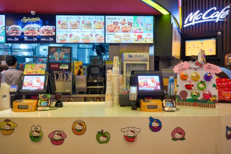 Foto de BANGKOK, TAILANDIA - CIRCA ENERO 2020: mostrador en el restaurante McDonald 's de comida rápida en Bangkok. - Imagen libre de derechos