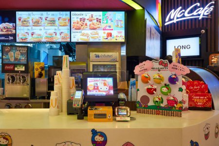 Foto de BANGKOK, TAILANDIA - CIRCA ENERO 2020: mostrador en el restaurante McDonald 's de comida rápida en Bangkok. - Imagen libre de derechos