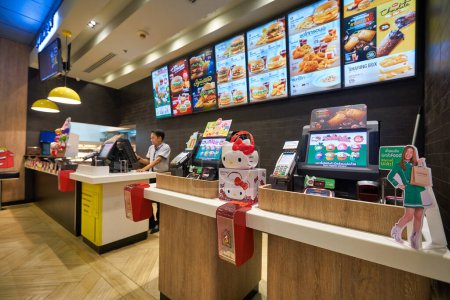 Foto de BANGKOK, TAILANDIA - CIRCA ENERO 2020: plano interior del restaurante McDonald 's de comida rápida en el centro comercial Siam Paragon en Bangkok - Imagen libre de derechos