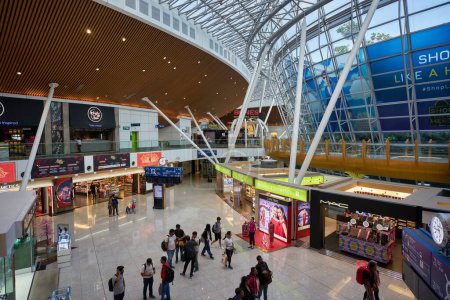 Téléchargez les photos : KUALA LUMPUR, MALAISIE - CIRCA JANVIER 2020 : plan intérieur de l'aérogare satellite de l'aéroport international de Kuala Lumpur. - en image libre de droit