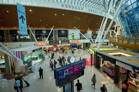 Téléchargez les photos : KUALA LUMPUR, MALAISIE - CIRCA JANVIER 2020 : plan intérieur de l'aérogare satellite de l'aéroport international de Kuala Lumpur. - en image libre de droit