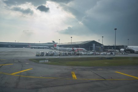 Téléchargez les photos : KUALA LUMPUR, MALAISIE - CIRCA JANVIER 2020 : vue depuis un avion à l'aéroport international de Kuala Lumpur. - en image libre de droit
