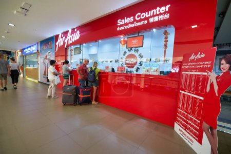 Foto de PHUKET, TAILANDIA - CIRCA ENERO 2020: Contador de ventas de AirAsia en el aeropuerto internacional de Phuket. - Imagen libre de derechos