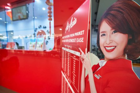 Foto de PHUKET, TAILANDIA - CIRCA ENERO 2020: primer plano del cartel con las tarifas de AirAsia como se ve en el mostrador de ventas en el Aeropuerto Internacional de Phuket. - Imagen libre de derechos