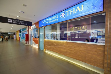 Foto de PHUKET, TAILANDIA - CIRCA ENERO 2020: Oficina de venta de entradas de Thai Airways como se ve en el Aeropuerto Internacional de Phuket. - Imagen libre de derechos