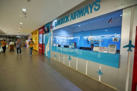 Foto de PHUKET, TAILANDIA - CIRCA ENERO 2020: Taquilla de Bangkok Airways vista en el Aeropuerto Internacional de Phuket. - Imagen libre de derechos