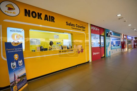 Foto de PHUKET, TAILANDIA - CIRCA ENERO 2020: Contador de ventas de Nok Air visto en el Aeropuerto Internacional de Phuket. - Imagen libre de derechos