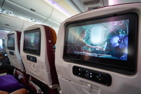 Téléchargez les photos : PHUKET, THAÏLANDE - CIRCA JANVIER 2020 : plan rapproché de l'écran arrière du siège à bord de l'Airbus A350 de Thai Airways. - en image libre de droit