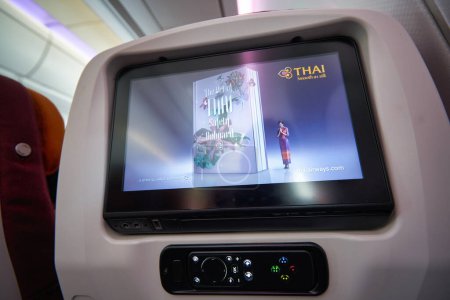 Téléchargez les photos : PHUKET, THAÏLANDE - CIRCA JANVIER 2020 : plan rapproché de l'écran arrière du siège à bord de l'Airbus A350 de Thai Airways. - en image libre de droit