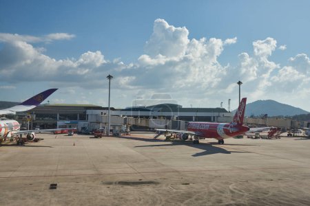 Téléchargez les photos : PHUKET, THAÏLANDE - CIRCA JANVIER 2020 : Phuket International Airport à partir de Thai Airways Airbus A350 le jour. - en image libre de droit
