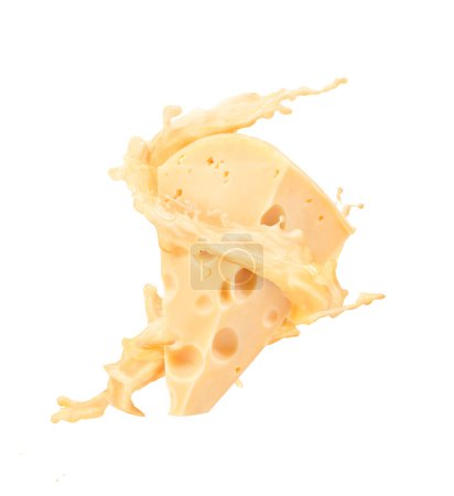 Une grande tranche de fromage enveloppée dans une éclaboussure de fromage isolée sur un fond blanc