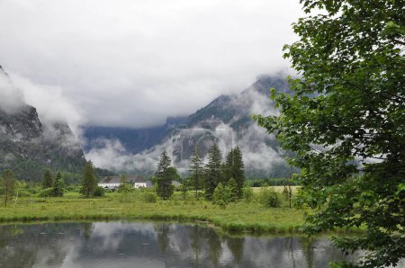 Almsee im Almtal mit Blick auf einen Gasthof bei Grünau in Österreich
