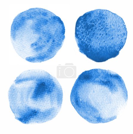 Téléchargez les photos : Taches peintes à l'aquarelle bleue texturée, forme ronde dessinée à la main isolée sur blanc - en image libre de droit