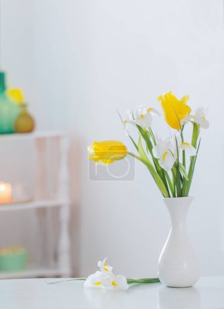 Foto de Interior blanco de la casa con flores de primavera y decoraciones - Imagen libre de derechos