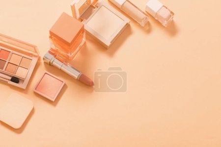 Foto de Cosméticos decorativos con perfume sobre fondo pastel - Imagen libre de derechos