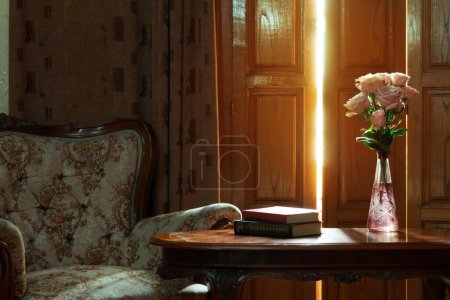 Foto de Bodegón con flores en jarrón con silla sobre fondo - Imagen libre de derechos
