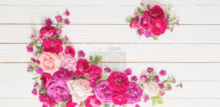 Téléchargez les photos : Roses roses et rouges sur fond de bois blanc - en image libre de droit