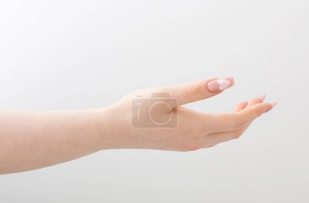 Téléchargez les photos : Mains féminines avec de beaux ongles longs avec manucure avec motif coeur - en image libre de droit