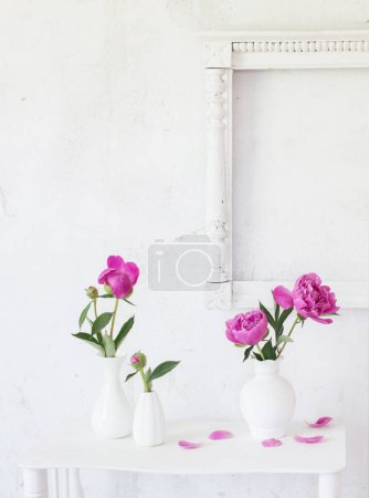 Foto de Peonías rosadas en jarrones sobre fondo blanco - Imagen libre de derechos