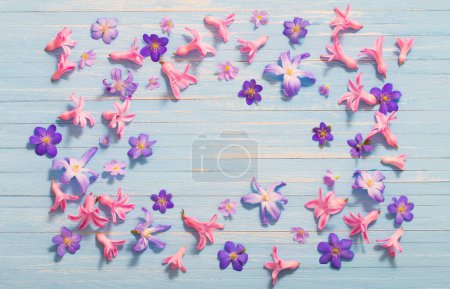 Foto de Flores de primavera sobre fondo de madera azul viejo - Imagen libre de derechos