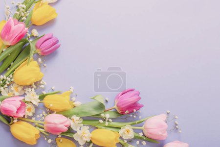 Téléchargez les photos : Fleurs de printemps sur fond de papier bleu - en image libre de droit