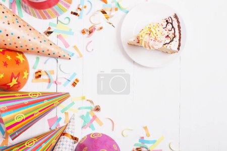 Téléchargez les photos : Gâteau d'anniversaire et décoration sur fond blanc en bois - en image libre de droit