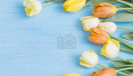 Foto de Tulipanes amarillos sobre fondo de madera - Imagen libre de derechos