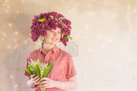 Téléchargez les photos : Belle adolescente avec lilas et lis de valey - en image libre de droit