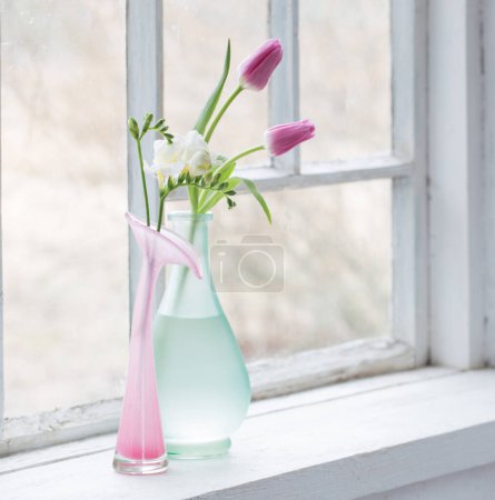 Foto de Tulipanes rosados en viejo alféizar de ventana blanco - Imagen libre de derechos