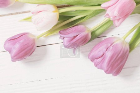 Foto de Hermosos tulipanes sobre fondo de madera blanca - Imagen libre de derechos