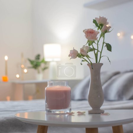 Foto de Rosas rosadas en jarrón en la mesa en el dormitorio - Imagen libre de derechos