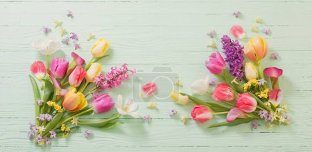 Téléchargez les photos : Fleurs de printemps sur fond de bois vert - en image libre de droit