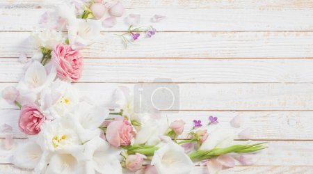 Foto de Flores rosas y blancas sobre fondo blanco de madera - Imagen libre de derechos