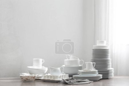 Foto de Los cubiertos distintos sobre la mesa de madera contra la pared blanca - Imagen libre de derechos