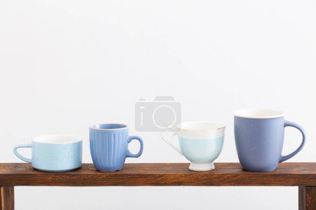 Téléchargez les photos : Tasses bleues sur fond blanc - en image libre de droit