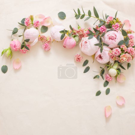 Téléchargez les photos : Belles roses sur fond vieux papier - en image libre de droit