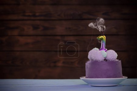 Téléchargez les photos : Gâteau d'anniversaire avec bougie sur fond bois foncé - en image libre de droit