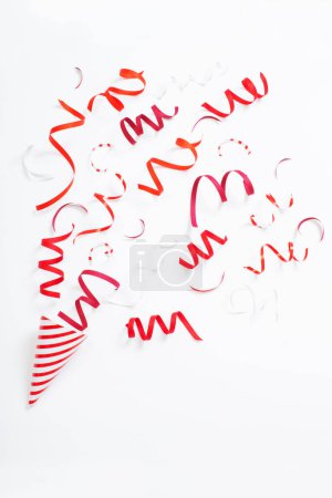 Foto de Sombrero de cumpleaños rayado con confeti sobre fondo blanco - Imagen libre de derechos