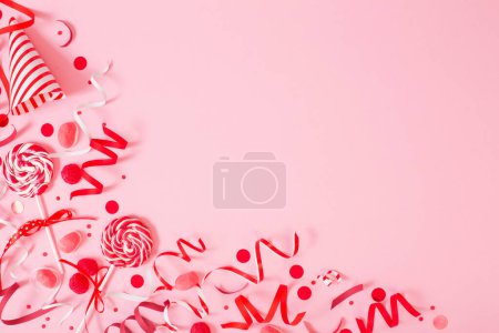 Téléchargez les photos : Fond d'anniversaire avec des décotations d'anniversaire en papier rouge et rose - en image libre de droit