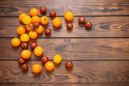 Téléchargez les photos : Diverses tomates sur table en bois foncé - en image libre de droit