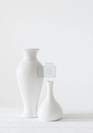 Foto de Jarrones blancos de cerámica sobre fondo blanco - Imagen libre de derechos