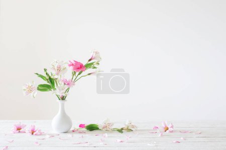 Téléchargez les photos : Fleurs roses et blanches en vase sur fond blanc - en image libre de droit