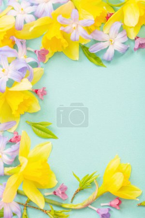 Foto de Flores de primavera sobre fondo de papper verde - Imagen libre de derechos