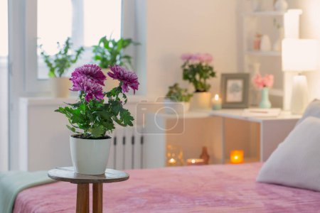 Foto de Interior del dormitorio con flores de crisantemo - Imagen libre de derechos