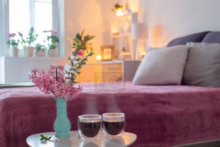 Téléchargez les photos : Deux verres thermo de café sur table blanche dans la chambre rose - en image libre de droit