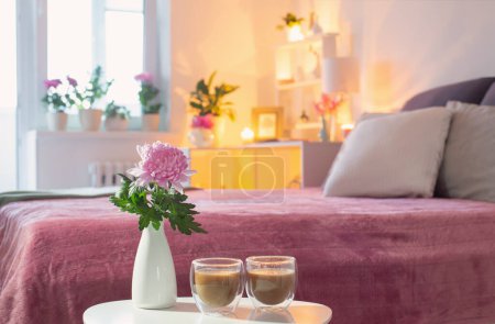 Foto de Dos vasos termo de café sobre mesa blanca en dormitorio rosa - Imagen libre de derechos