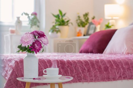 Téléchargez les photos : Boisson chaude en tasse blanche sur fond rose et blanc chambre - en image libre de droit