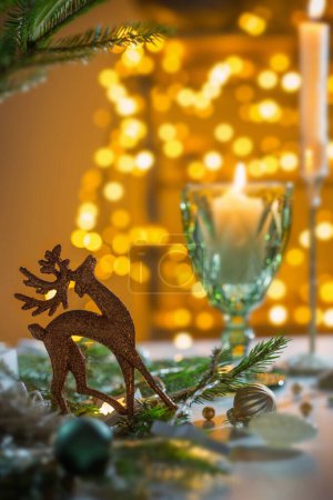 Foto de Bodegón navideño con rama de abeto, velas y luces - Imagen libre de derechos