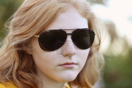 Téléchargez les photos : Gros plan portrait adolescent fille dans lunettes de soleil - en image libre de droit